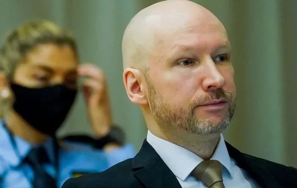 Anders Breyvik vaxtından əvvəl azadlığa buraxılması üçün müraciət edib