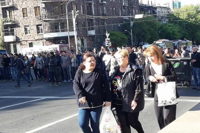 “Ac insanlar hər şeyə qadirdir” – İrəvanda aksiya başladı