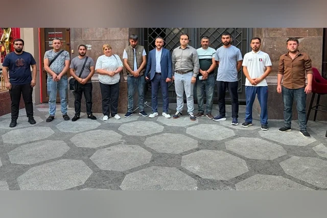 Odessa yaxınlığında dronla vurulan gəmidən xilas edilən azərbaycanlılar Vətənə yola salınıblar