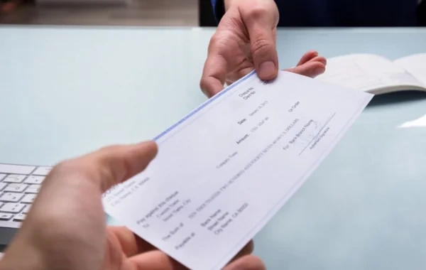 Saxta bank çeki ilə edilən fırıldaqçılıq halları çoxalır: Nəyə diqqət etməli? - VİDEO
