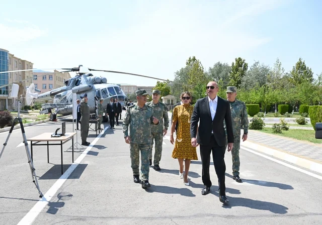 Prezident Əlahiddə Ümumqoşun Orduda yeni yaradılan komando hərbi hissələrinə Döyüş bayraqlarının verilməsi mərasimində iştirak edib - VİDEO
