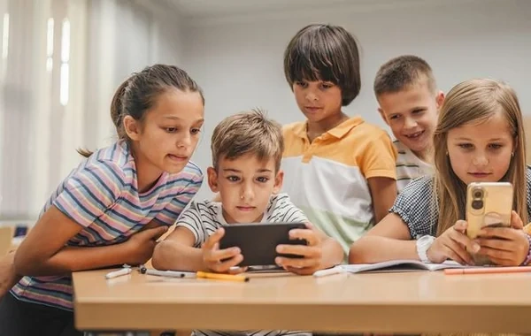 Çexiyada şagirdlərin məktəbdə smartfondan istifadəsi qadağan olunur