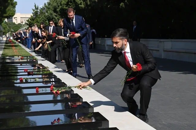 SOCAR-ın kollektivi Fəxri xiyabanı və Şəhidlər xiyabanını ziyarət edib - Foto