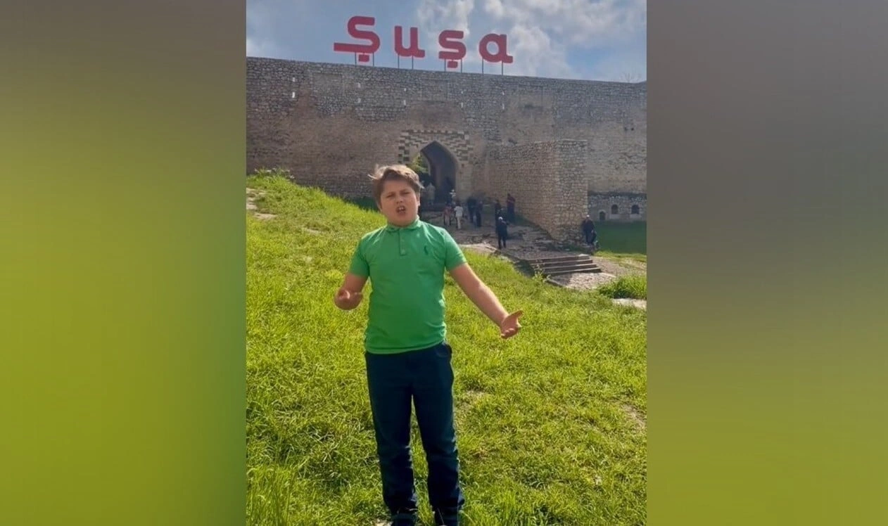 Səfirin oğlu Şuşada "Şən Azərbaycan"ı oxudu – Video