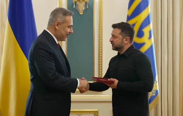 Volodimir Zelenski Hakan Fidanı ordenlə təltif edib - VİDEO
