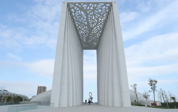 Kambocanın baş naziri Zəfər parkını ziyarət edib