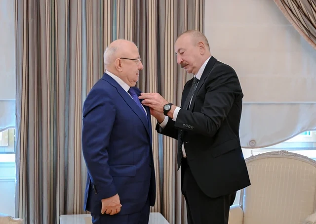 İlham Əliyev Dağıstanın tanınmış ictimai-siyasi xadimi Qurban Qurbanova "Dostluq" ordenini təqdim edib - FOTO