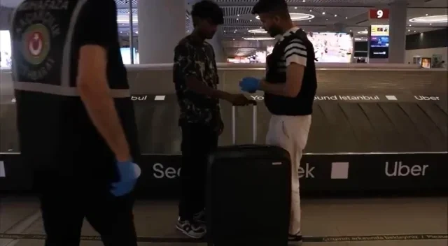 İstanbul aeroportunda sərnişinin çamadanından çıxanlar hamını şoka saldı - FOTO