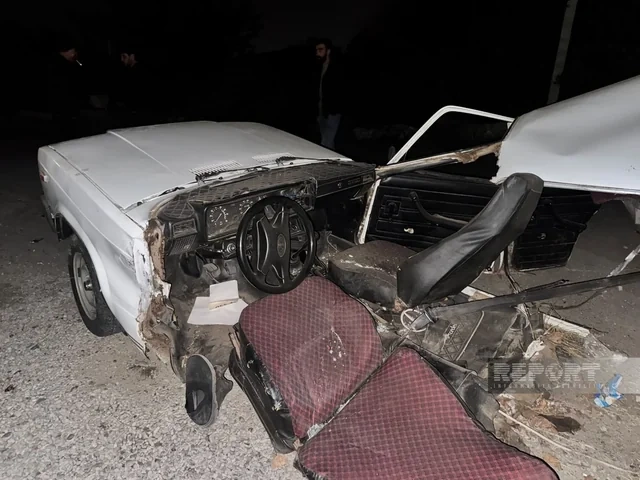 Samuxda ağır qəza: Maşın iki hissəyə bölündü - Foto