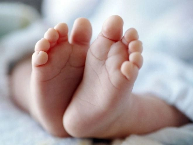 Boğazında qida qalan 2 yaşlı körpə öldü