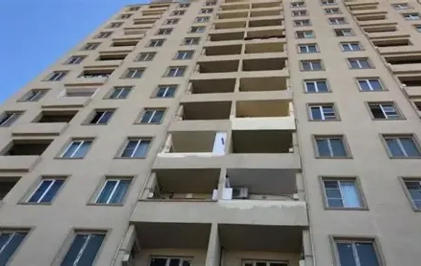 Bakıda 19 yaşlı qız eyvandan yıxıldı