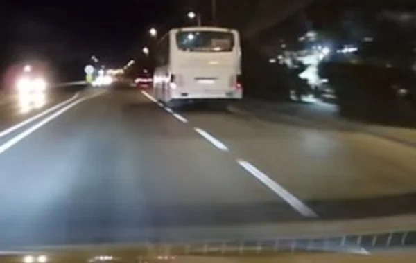 Bakıda avtobus sürücüsünün ani diqqətsizliyi faciəyə səbəb olacaqdı - ANBAAN VİDEO
