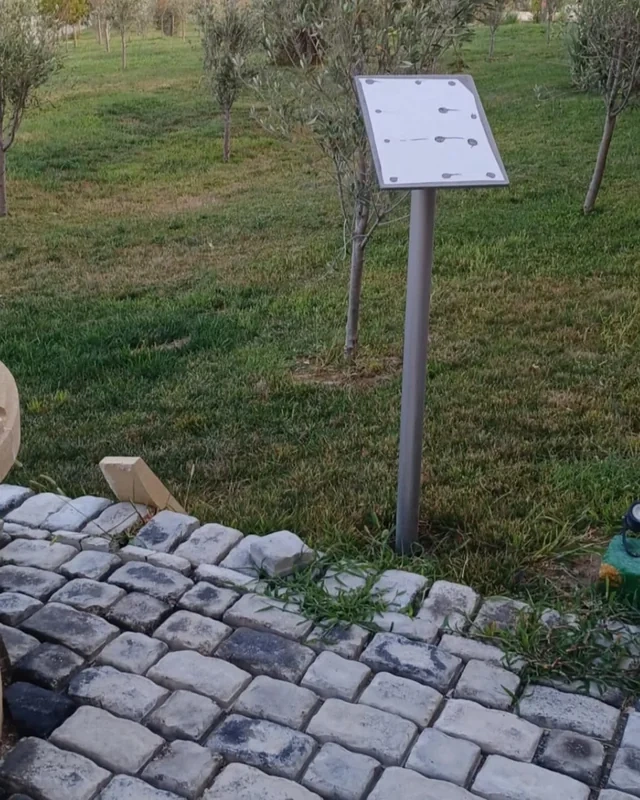 Bakıdakı tarixi abidənin məlumat lövhəsi yayarsız hala salınıb - AÇIQLAMA - FOTO