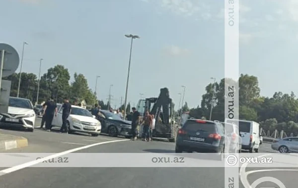 Bakıda QƏZA: Traktor və iki avtomobil toqquşdu - FOTO