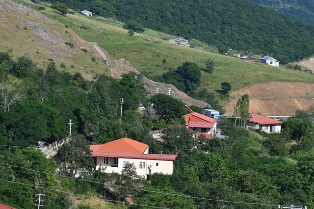 Prezident Kiçik Qaladərəsində görülən işlərlə tanış olub və kəndə qayıdan sakinlərlə görüşüb - FOTO