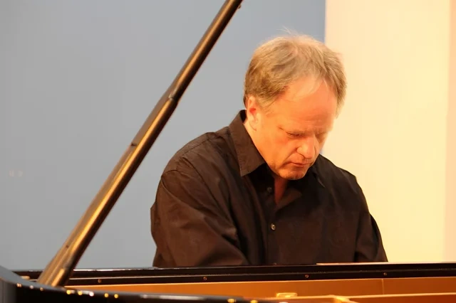 Azərbaycan bəstələri ilə milyonlarla baxış yığan alman pianoçu: "Musiqiniz birbaşa ürəyə toxunur" - VİDEO
