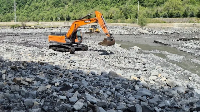 Güclü sel Laza kəndinə gedən yolu yararsız hala saldı
