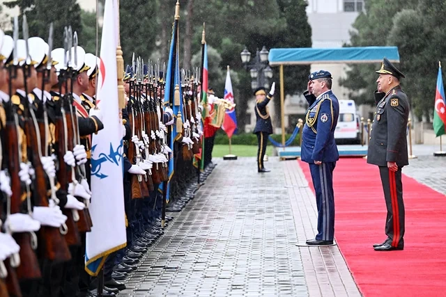 Müdafiə naziri Slovakiyanın nümayəndə heyəti ilə müzakirələr apardı - Foto