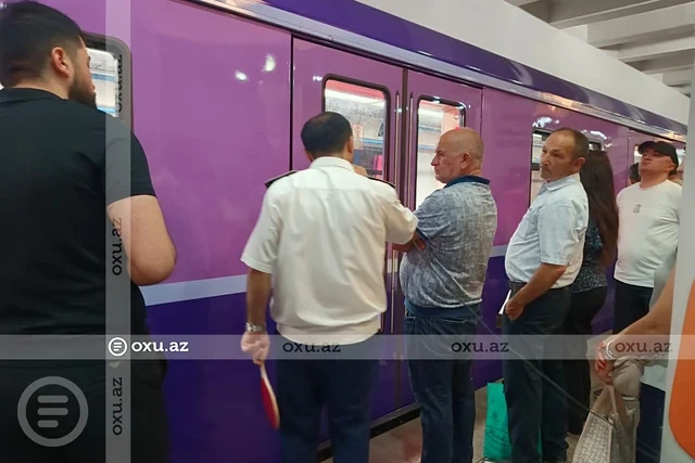 Bakı metrosunda sərnişinlər qatardan DÜŞÜRÜLDÜLƏR - FOTO - VİDEO