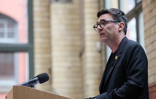 Endi Börnhem Böyük Britaniyada qanunsuz miqrasiyaya qarşı kəskin tədbirlər görəcəyini açıqlayıb