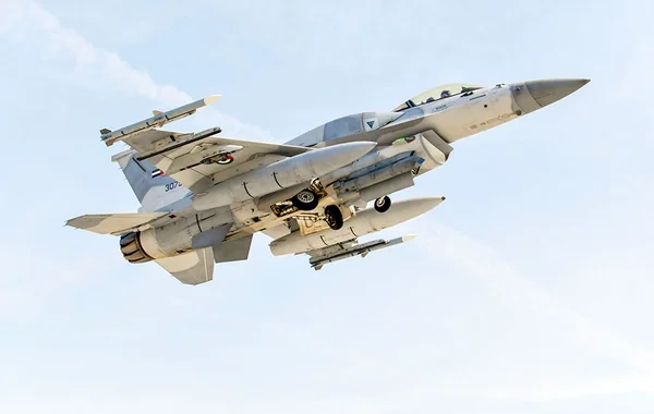 Azərbaycan və BƏƏ pilotlarından havada döyüş manevrləri - Foto/Video