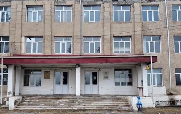 Çarəsiz valideynlər imdad dilədilər: "Dərsdən gələndən sonra görürsən ki, uşaq titrəyir"
