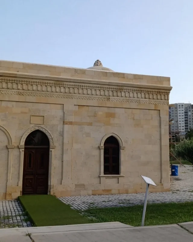 Bakıdakı tarixi abidənin məlumat lövhəsi yayarsız hala salınıb - AÇIQLAMA - FOTO