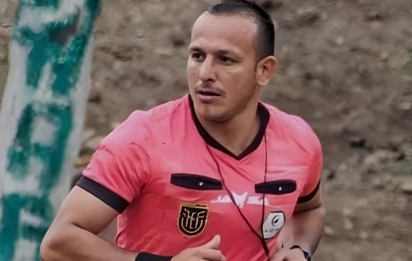 Ekvadorda futbol hakimi oyun zamanı güllələndi