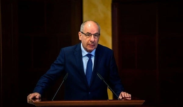 Prezident istefasını tələb edən qanunu imzaladı