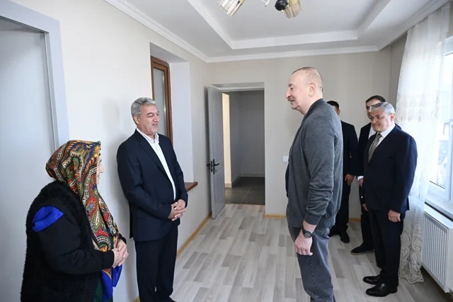 İlham Əliyev Şuşanın Böyük Qaladərəsi kəndində görülən işlərlə tanış olub, sakinlərlə görüşüb