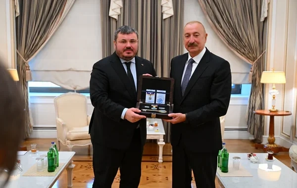 İlham Əliyevə "İrpen şəhərinin fəxri vətəndaşı" vəsiqəsi təqdim edildi - FOTO