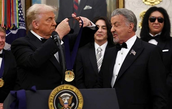 Tramp Silvestr Stalloneyə medal təqdim edib