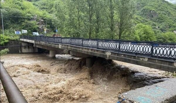 Türk ölkəsində güclü yağış: sel yolu dağıtdı - Video
