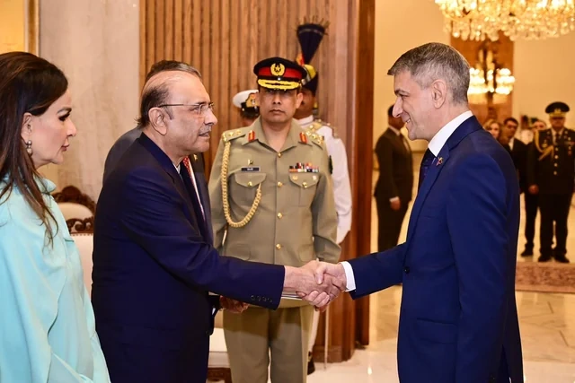 Azərbaycanın yeni səfiri etimadnaməsini Pakistan prezidentinə təqdim edib - Foto