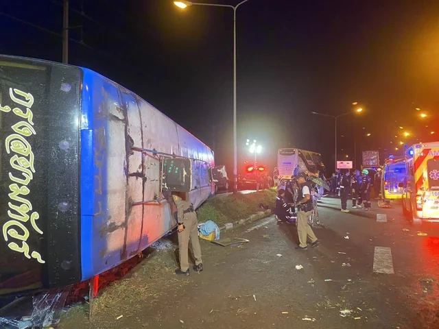Tailandda ikimərtəbəli avtobus qəzaya uğrayıb: Xeyli yaralı var - FOTO