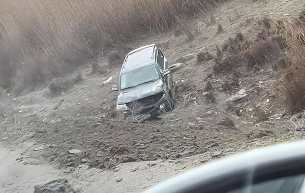 Zabratda avtomobil dərəyə aşdı