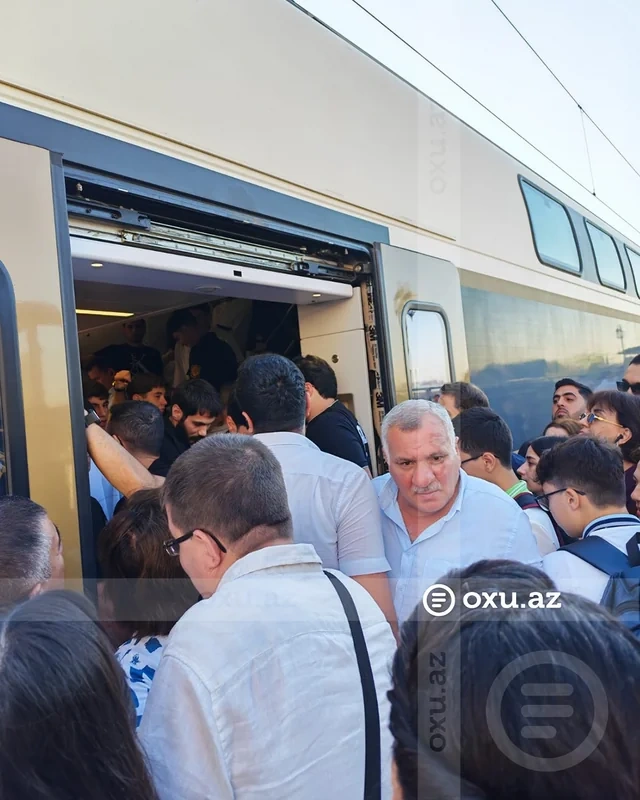 Bakı yollarında Bilik Günü sıxlığı: Metroda, qatarda və yollarda vəziyyət - FOTO - VİDEO
