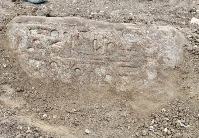 Misirdə evin qarşısında Ramzesin heykəlinin qalıqları tapıldı - Foto