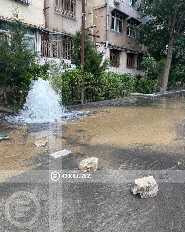 Bakıda boru partladı, küçəni su basdı - VİDEO - FOTO