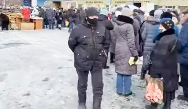 Rusiyada aclıq: insanlar ərzaq növbəsində... - Video