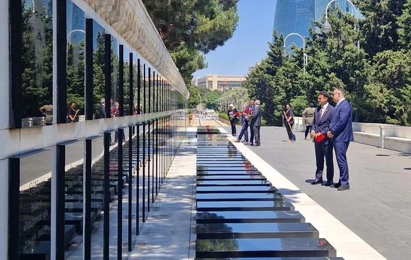 ABŞ Konqresinin nümayəndə heyəti Şəhidlər xiyabanını ziyarət edib - FOTO