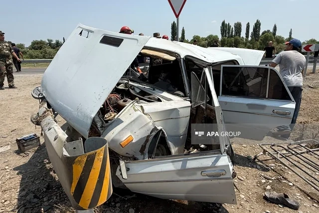 Zərdabda avtomobil yol kənarındakı maneəyə çırpılıb, dörd nəfər xəsarət alıb - FOTO