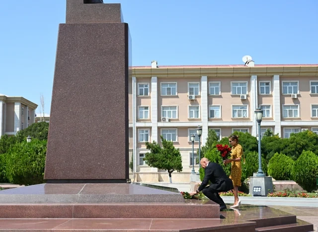 İlham Əliyev ümummilli liderin Naxçıvan şəhərinin mərkəzində ucaldılan abidəsini ziyarət edib - FOTO