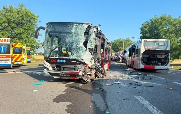 Praqa yaxınlığında avtobuslar toqquşdu: Xəsarət alanlardan birini helikopterlə apardılar - FOTO