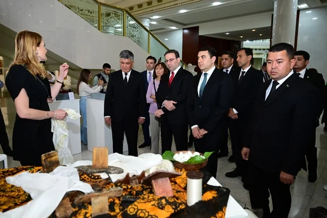 Türkmənistan Dövlət Təsviri Sənət Muzeyində "Azərbaycan milli irsinin inciləri" adlı sərginin açılışı keçirilib - FOTO