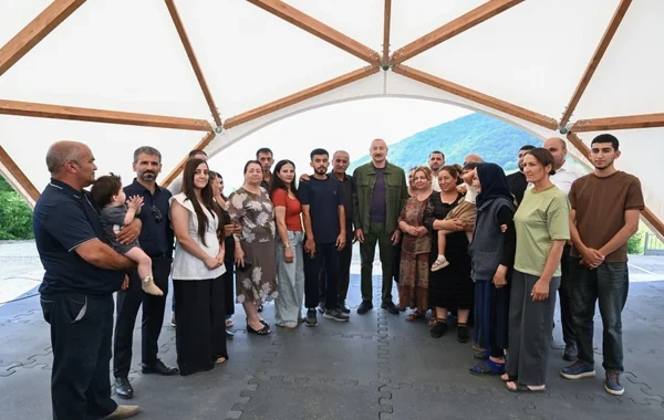 Prezident Kiçik Qaladərəsində görülən işlərlə tanış olub və kəndə qayıdan sakinlərlə görüşüb - FOTO