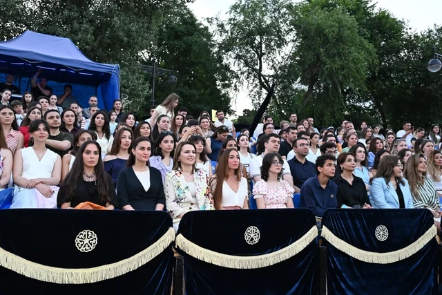 Leyla və Arzu Əliyevalar "CandyFest" yay festivalını ziyarət edib, "Sehrli mirvari" su sirki şousunu izləyiblər - FOTO