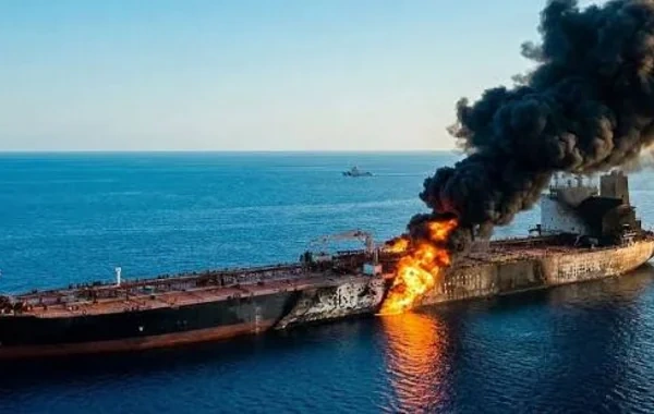 Hörmüz boğazında supertanker minalara çırpılıb