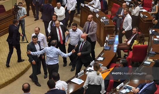 Ermənistan parlamentində kütləvi dava – Video