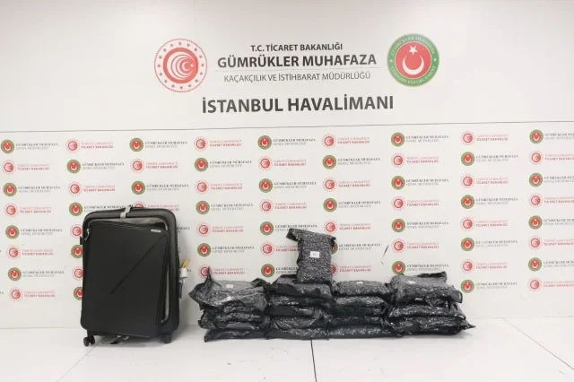 İstanbul aeroportunda sərnişinin çamadanından çıxanlar hamını şoka saldı - FOTO
